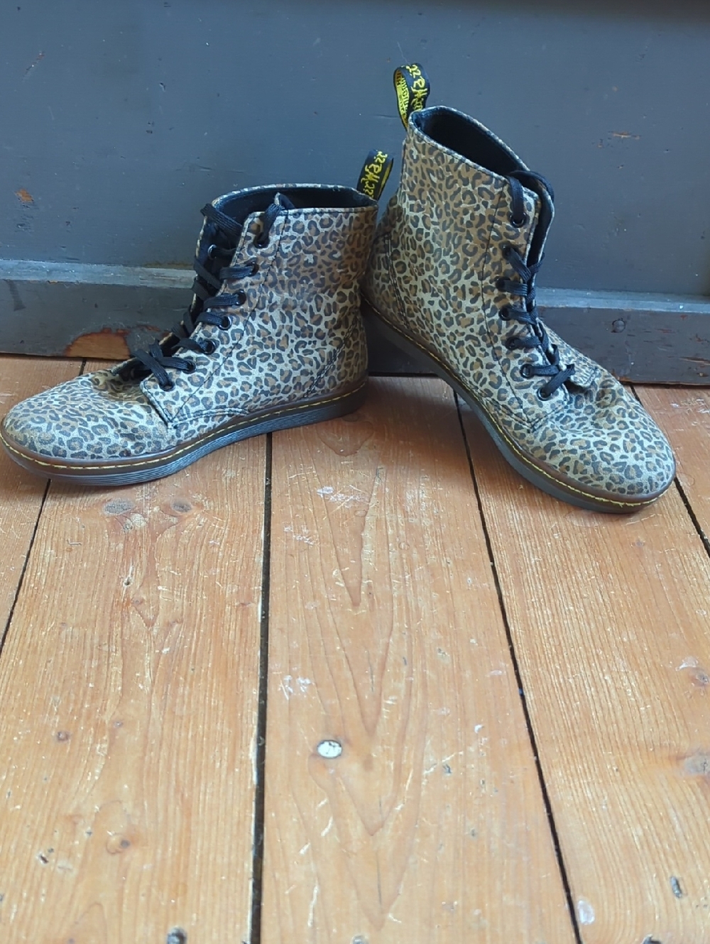 Dr. Martens Shoreditch Leopard Print
